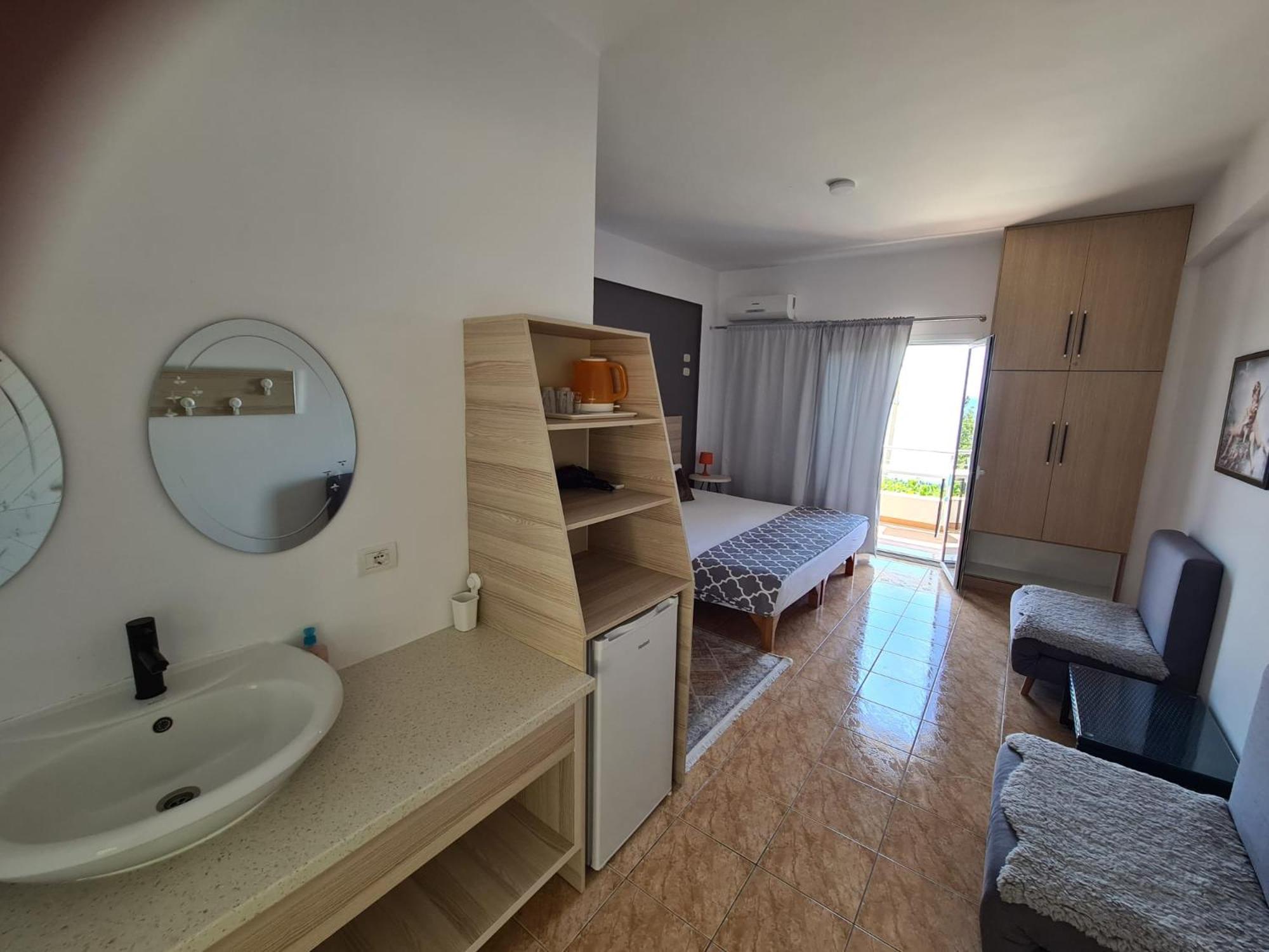 Salt Life Hotel Dhermi Exterior photo